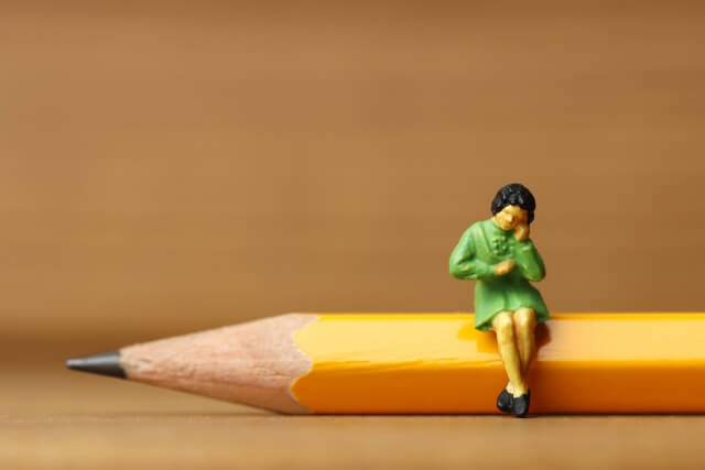 鉛筆の上の人形